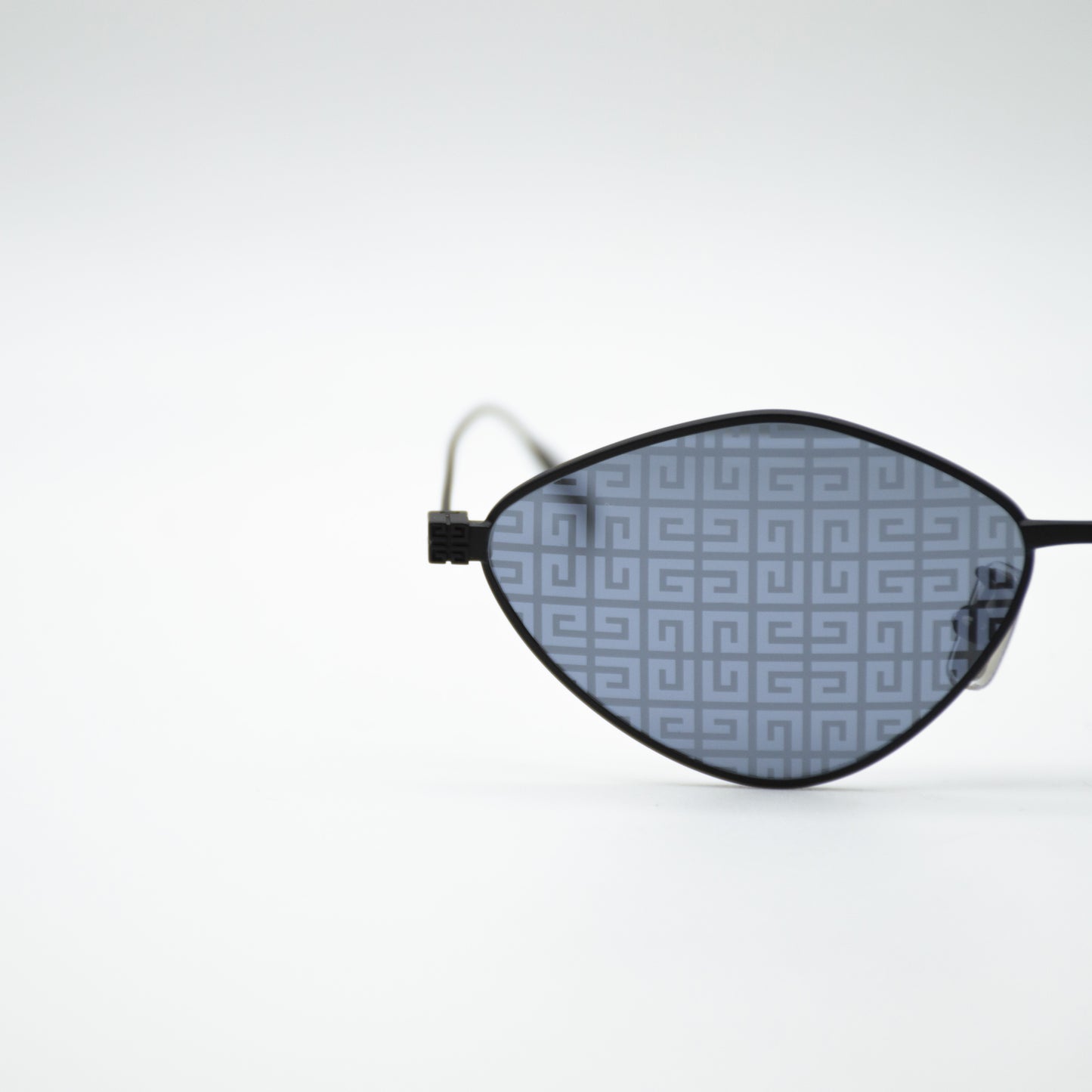 Givenchy GV40040U
