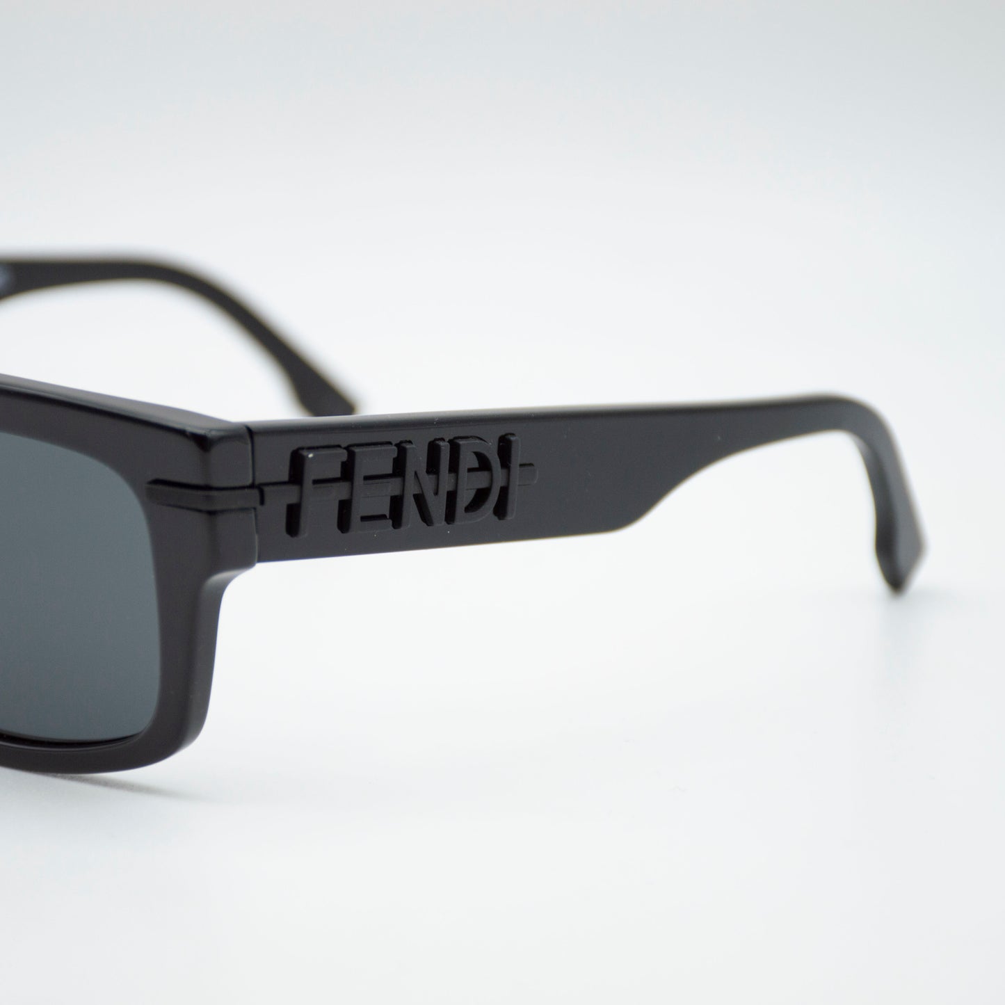 Fendi FE40091U