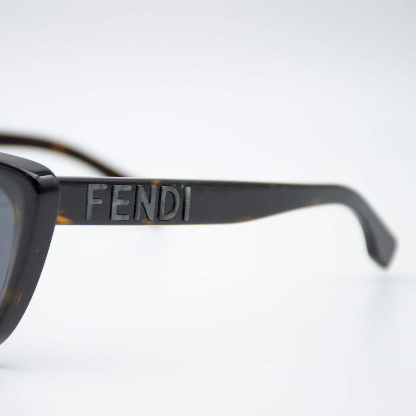 Fendi FE40087U